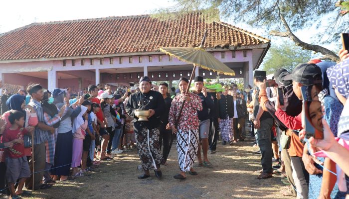 Ribuan Orang Berebut Tumpeng di Pantai Dewa Ruci