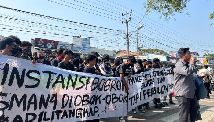 BEM Banten Bersama siswa SMAN 4 Gelar Aksi Demo di Depan Sekolah : Tuntut Transparansi dan Perubahan