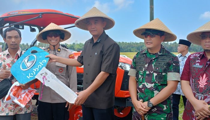 Dukung Ketahanan Pangan Nasional, Kades Dukuhdungus Gelar Panen Raya dan Peresmian Alsintan