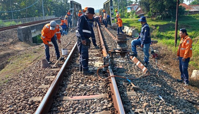 KAI Daop 5 Purwokerto Tingkatkan Keselamatan dengan Penggantian Rel di Jalur Gombong–Karanganyar