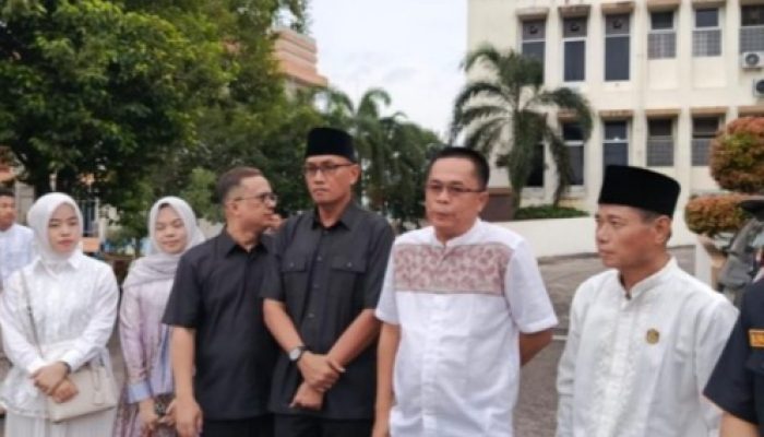 Momentum Ramadhan, Komisi II DPRD Prabumulih Berbagi Takjil Depan Kantornya
