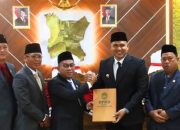 DPRD Kota Prabumulih Berikan Rekomendasi LKPJ Kepada Pihak Pemkot Prabumulih