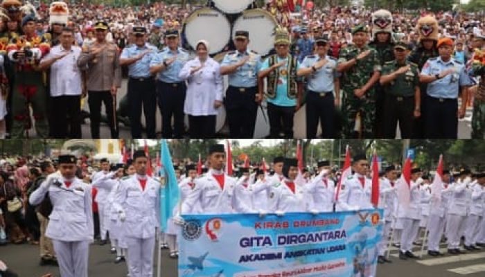 Kirab Drum Band Gita Dirgantara dari Akademi Angkatan Udara Yogyakarta Hibur Warga Purworejo