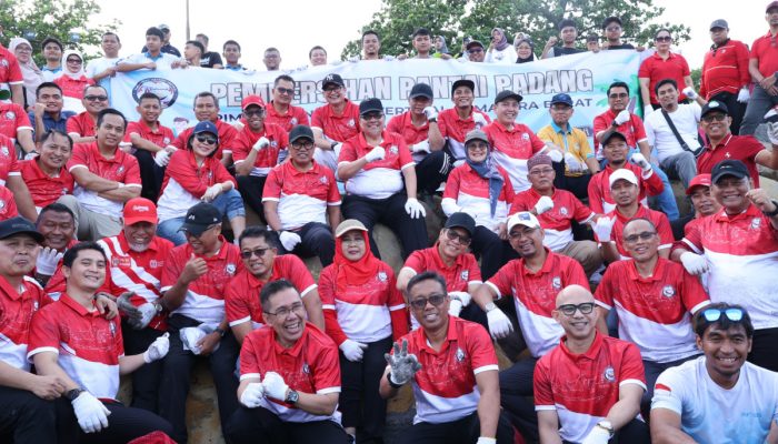 Ketua DPRD Sumbar Ikut Aksi Bersih Pantai, Muhidi : Budaya Bersih, Kita isi Kemerdekaan dengan Karya Positif