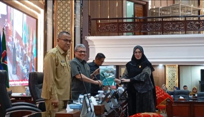 Rapat Paripurna, DPRD Sumbar Fraksi PDIP dan PKB Desak Perubahan APBD 2025