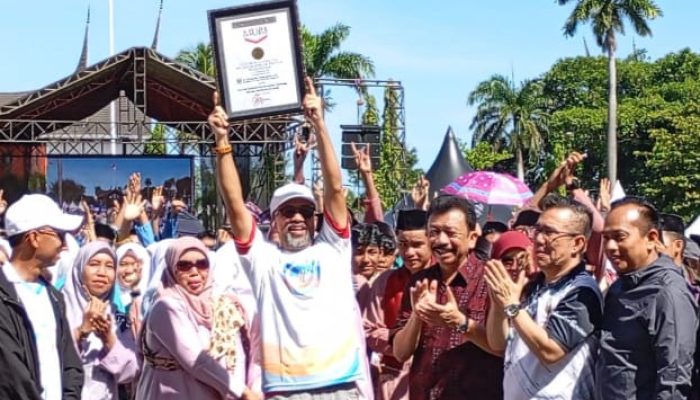 HUT ke-80 RI di Padang, Sepuluh Ribu Peserta Ikuti Jalan Santai Parade Merah Putih