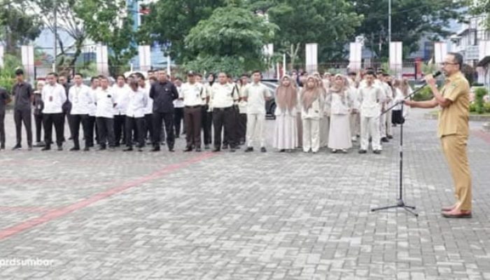 Sekretariat DPRD Sumbar Laksanakan Apel Rutin, Plt Sekwan Maifrizon : Etos Kerja Positif dan Sinergi Seluruh Pegawai