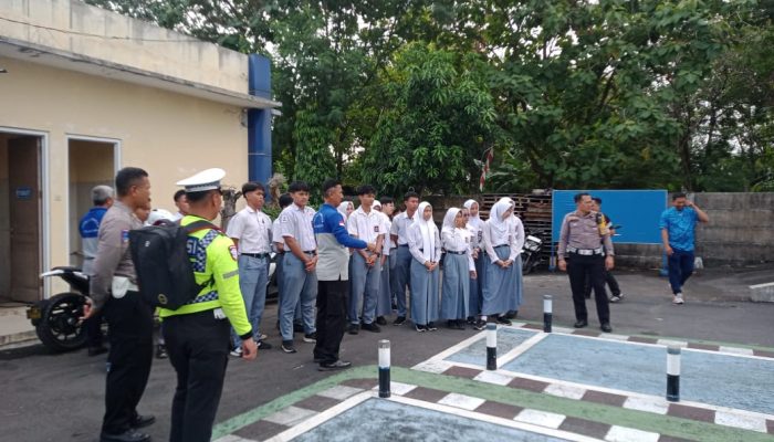 Satlantas Polresta Surakarta, Berikan Edukasi dalam Berlalu-lintas Bagi Pelajar Solo