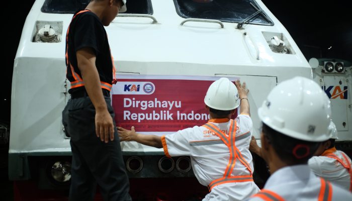 Semarak HUT RI ke-80, KAI Daop 5 Kolaborasi dengan Komunitas Spoor Limo Hias Lokomotif
