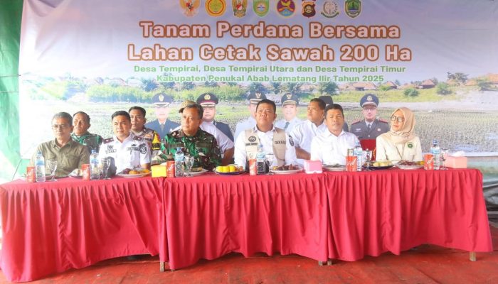 Wakil Bupati Pali Iwan Tuaji, S.H Tanam Padi Perdana Dilahan Cetak Sawah Baru Desa Tempirai Utara