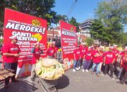 Harga Jagung Meroket, Puluhan Peternak Serukan Protes Mandi Jagung di Jalan Slamet Riyadi