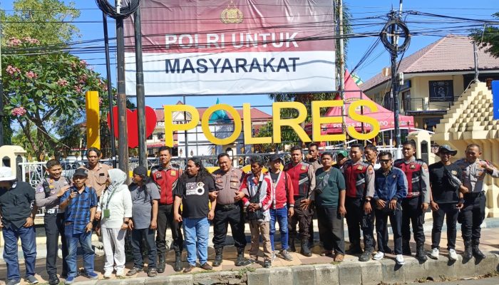 Aksi Solidaritas di Mapolres, Tuntut Usut Dugaan Penganiayaan Tehadap Wartawan Jawa Pos Radar Situbondo