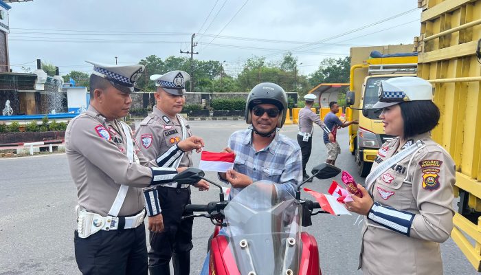 Jelang Perayaan HUT RI ke 80, Satlantas Polres Prabumulih Bagikan Bendera Merah Putih dan Biskuit Di Jalan