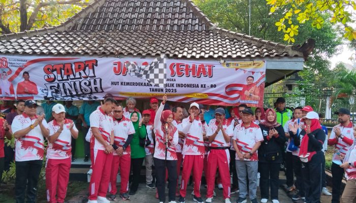 Ribuan Warga Meriahkan Jalan Sehat HUT ke 80 RI di Demak