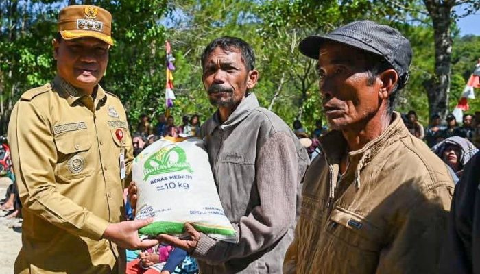 Bupati Humbahas Salurkan Bantuan Pangan Beras Cadangan Pemerintah Tahun 2025 di Kecamatan Sijamapolang