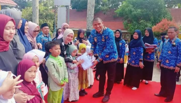 Wakil Walikota Prabumulih, Franky Nasril, S.Kom., M.M., Bagilkan Seragam Sekolah Gratis Kepada Siswa SD Negeri 50