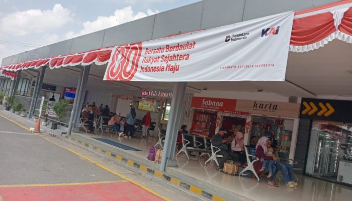 KAI Daop 5 Purwokerto Percantik Stasiun dengan Umbul-Umbul dan Dekorasi Tematik Sambut HUT ke-80 Kemerdekaan RI