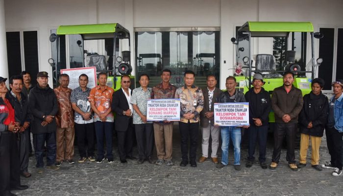Bupati Humbahas Serahkan 2 Unit Traktor Roda Crawler Kepada Kelompok Tani