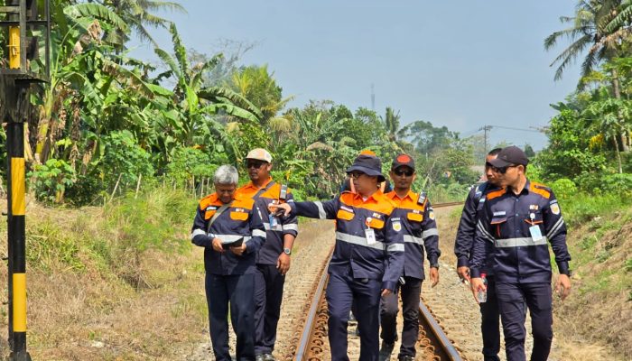 KAI Daop 5 Himbau Masyarakat Tidak Buang Sampah di Area Rel Kereta Api