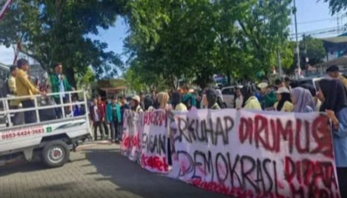 Ketua dan Wakil DPRD Sumbar Temui Aksi Damai Mahasiswa dan Masyarakat, Terima Tuntutan Tanpa Anarkisme
