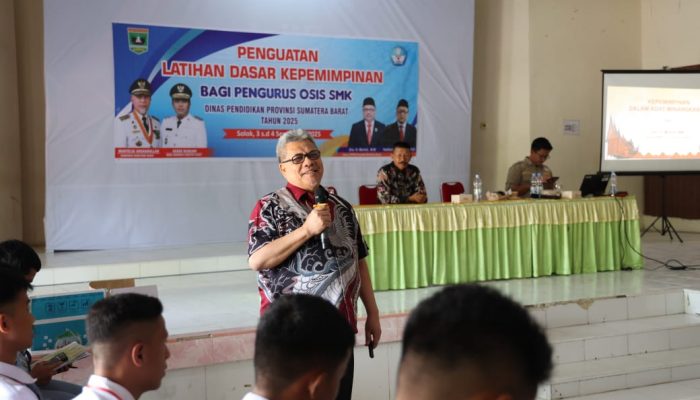 Ketua DPRD Sumbar Muhidi Beri Motivasi Ke Siswa dalam LDK Pengurus OSIS SMK Se Kota dan Kabupaten Solok