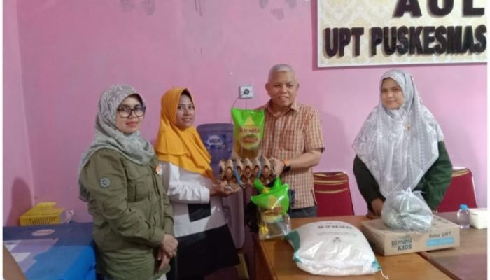 DPRD Sumbar Nurfirman Wansyah Distribusikan Bantuan Pangan di UPT Puskesmas Pauh Duo