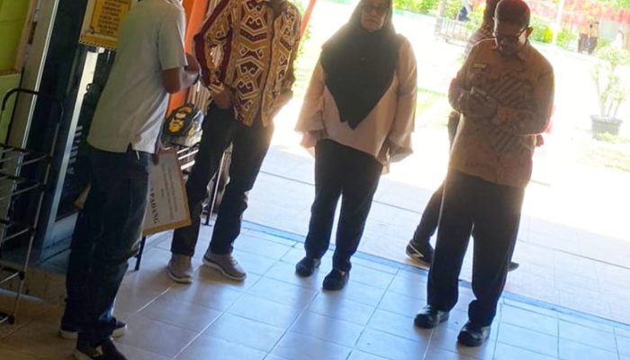 Wakil Ketua DPRD Sumbar Evi Yandri Salurkan Bantuan 13 Unit Komputer ke SMA N 2 Padang