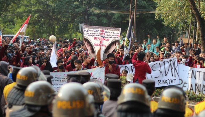 Aliansi BEM Solo Raya Gelar Aksi, Kritik Kinerja Polri dan DPRD Solo