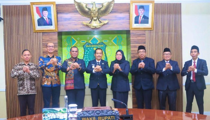 Wabup Rohman Tekankan Profesionalisme Saat Serahkan SK Direksi Tirta Randik
