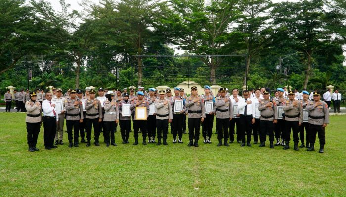 Kapolres Prabumulih AKBP Bobby Kusumawardhana, S.H., S.I.K., M.Si. Apresiasi 10 Personel Berprestasi dalam Apel Pagi