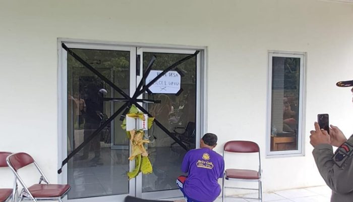 Warga Segel Balai Desa Tunggulsari, Kades Diminta Mundur