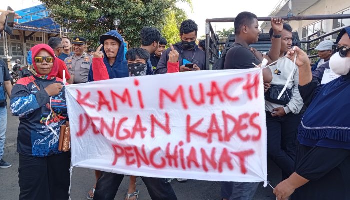 Warga Tunggulsari Geruduk Pendopo Kendal, Tolak Galian C dan Desak Lurah Mundur