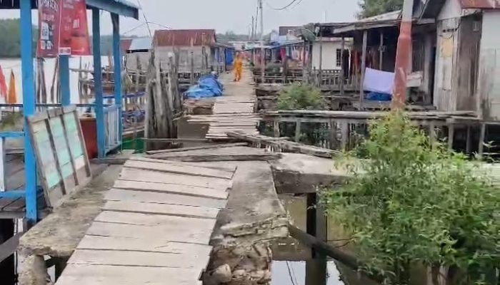 Keluhan Warga Jalan di Desa Sungai Dualap Rusak Parah