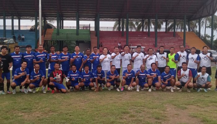 Tim DPRD PALI Bermain Sepak Bola Bersama Pesepakbola Pendopo Legend