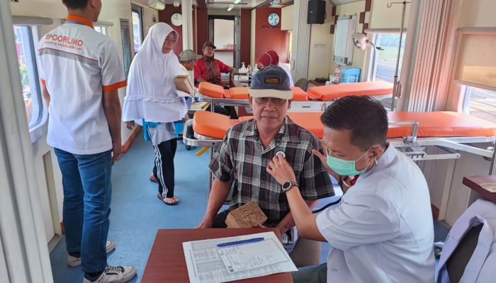 RailClinic Hadir di Stasiun Kebasen, KAI Salurkan Bantuan TJSL untuk Lintas Agama, Pendidikan, dan Sosial