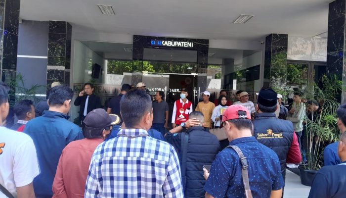 Warga Sidorejo Geruduk Inspektorat, Desak Usut Dugaan Korupsi Rp12 Miliar