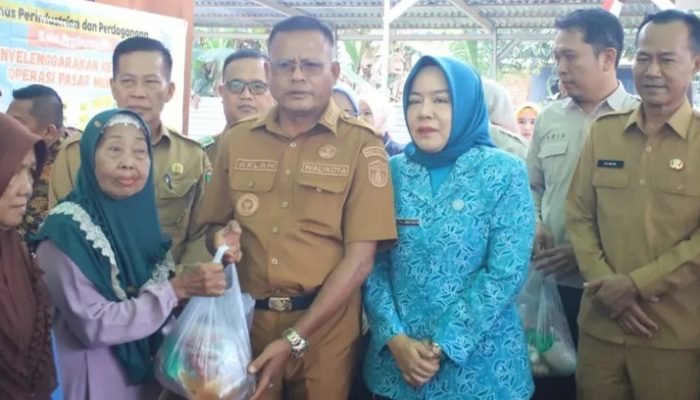 Walikota Prabumulih, H. Arlan Hadiri Pasar Murah di Desa Rambang Senuling