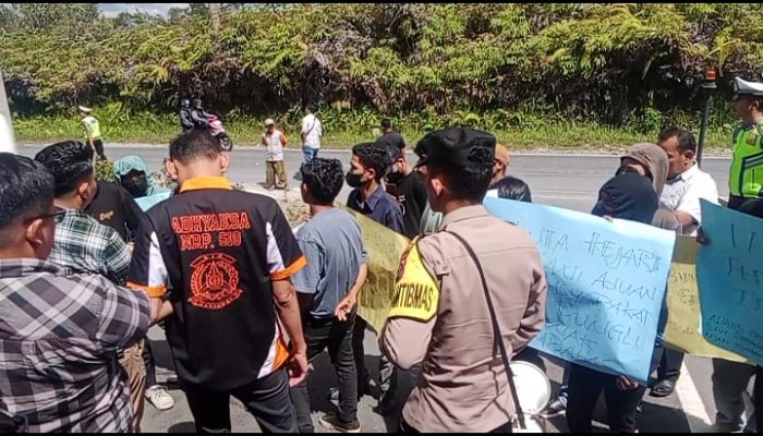 Aksi Damai Aliansi Anak Rantau Humbang Hasundutan Peduli Demokrasi dan Hukum Di Kejari Humbahas