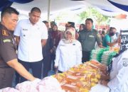 HUT Kejaksaan RI ke-80, Wawako Prabumulih bersama Staff Ahli TP PKK Hadiri Gerakan Pasar Murah