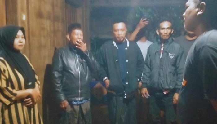 Aksi Warga Jalan Kaki Temui Lurah Tunggulsari, Hanya Disambut Sang Istri