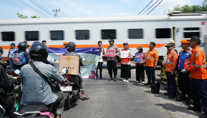Hari Perhubungan Nasional 2025 dan HUT ke-80, KAI Daop 5 Serentak Gelar Sosialisasi Keselamatan di 11 Perlintasan Sebidang