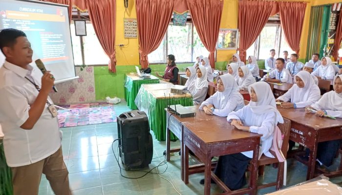 Satresnarkoba Polres Prabumulih Laksanakan Penyuluhan Tentang Bahaya Narkotika di SMP Negeri 5 Prabumulih