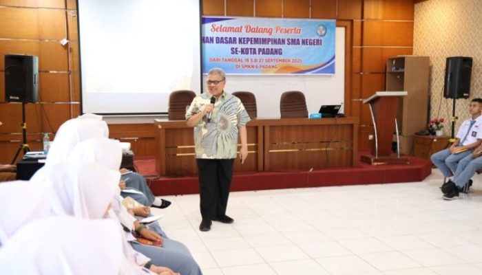 Ketua DPRD Sumbar Hadiri LDK Pengurus OSIS SMA se-Kota Padang, Pemimpin Harus Cepat Tanggap dan Menampung Aspirasi Rakyat