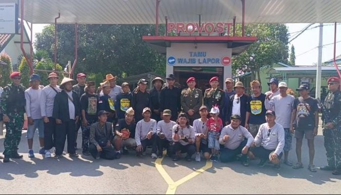Rayakan HUT TNI ke-80, Komunitas Ontel “Mas Karebet” Datangi Markas Kopassus Kartasura