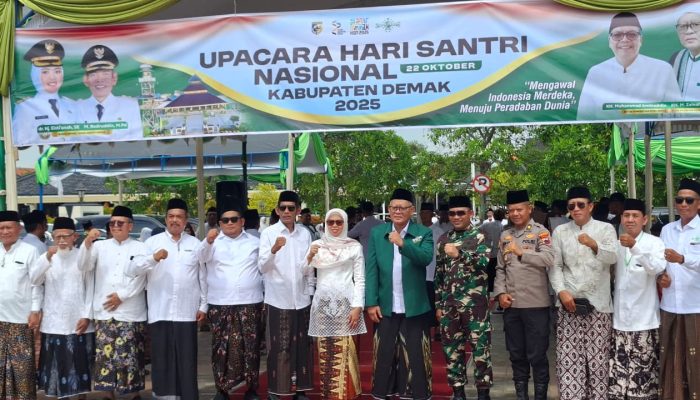 Bupati Demak Pimpin Upacara Hari Santri Nasional 2025: Santri Tangguh, Adaptif, dan Solutif Hadapi Tantangan Zaman
