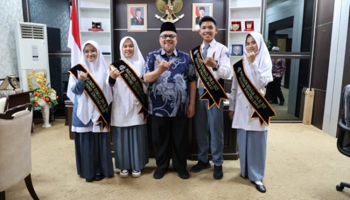 Ketua DPRD Sumbar Dukung 4 Pelajar SMA di Ajang Parlemen Remaja 2025