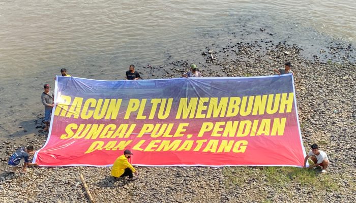 Anak Padi Bentang Spanduk: “Racun PLTU Membunuh Sungai Pendian, Pule, dan Lematanag”
