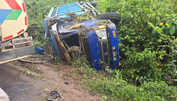 Diduga Mobil Truck Bermuatan Minyak Ilegal Alami Lakalantas di Talang Bulang