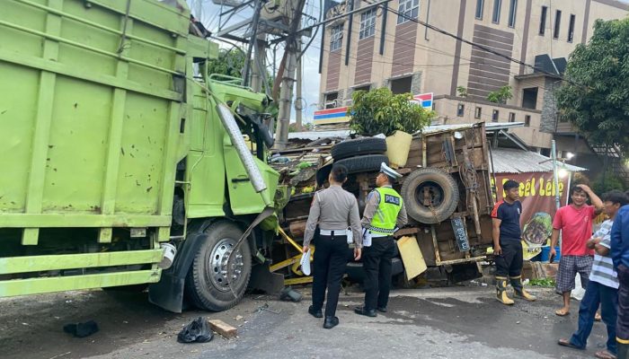 Polres Prabumulih Respon Cepat Lakalantas di Simpang Empat Jalan Lingkar Tanjung Raman, Hino Truk Fuso vs Truk Colt Diesel