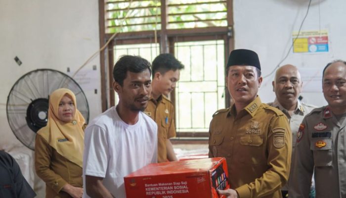 Bupati Pesibar Dedi Irawan Serahkan Bantuan Korban Banjir di Bangkunat